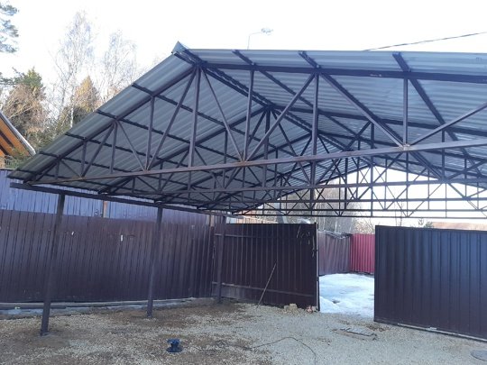 Двухскатный навес для автомобиля на сваях