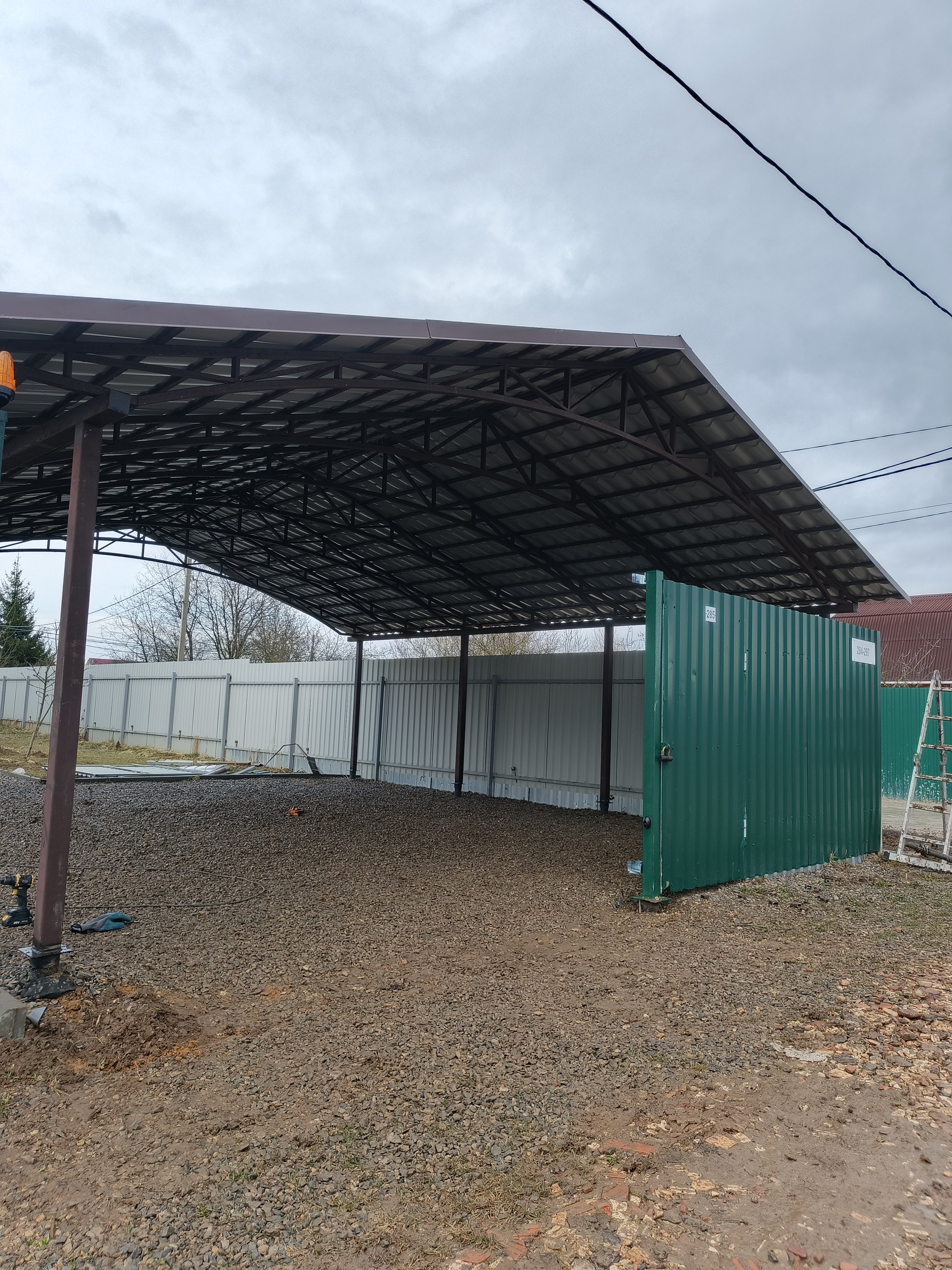 Двухскатный навес из профлиста