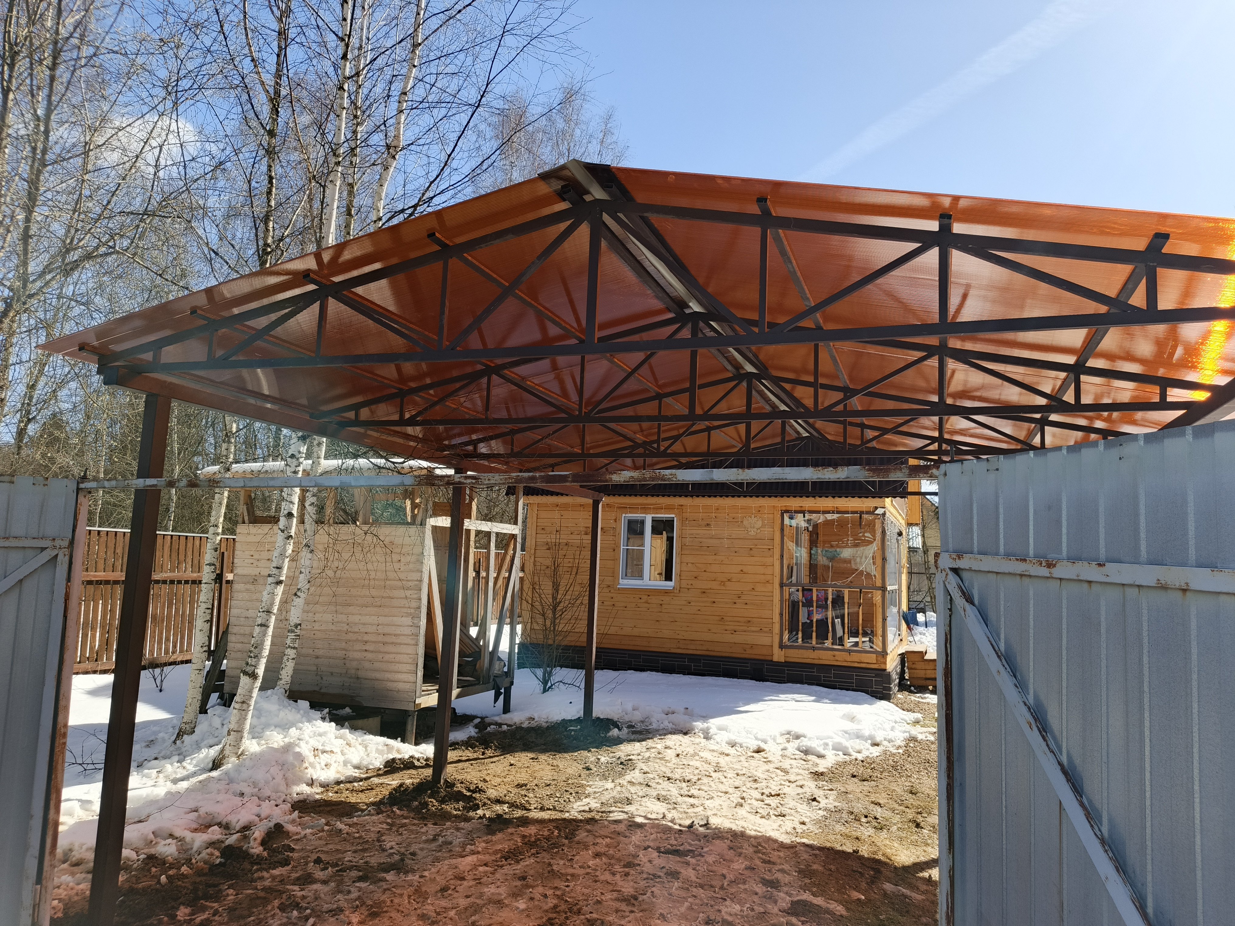 Двухскатный навес из поликарбоната