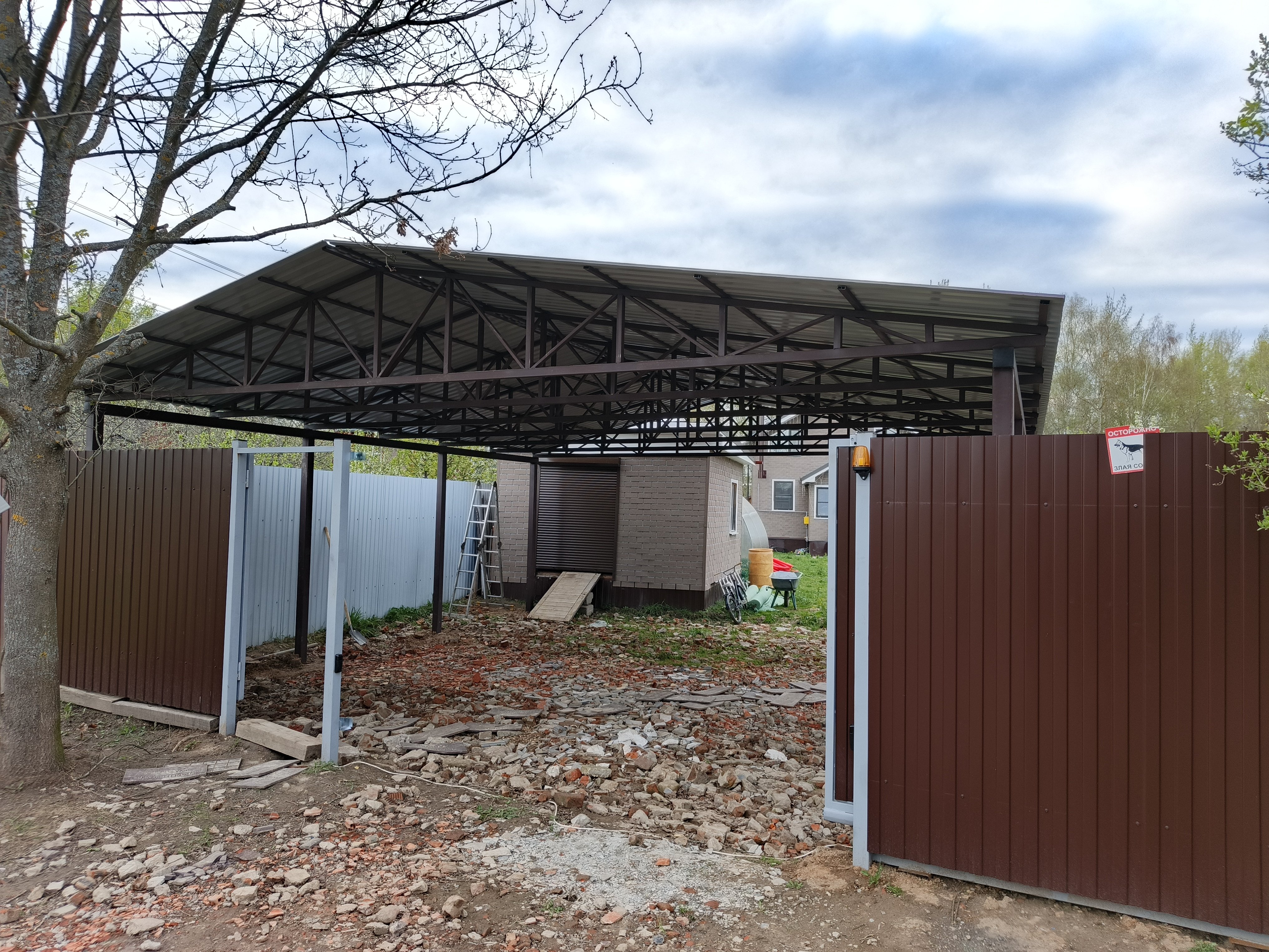 Двухскатный навес для автомобиля