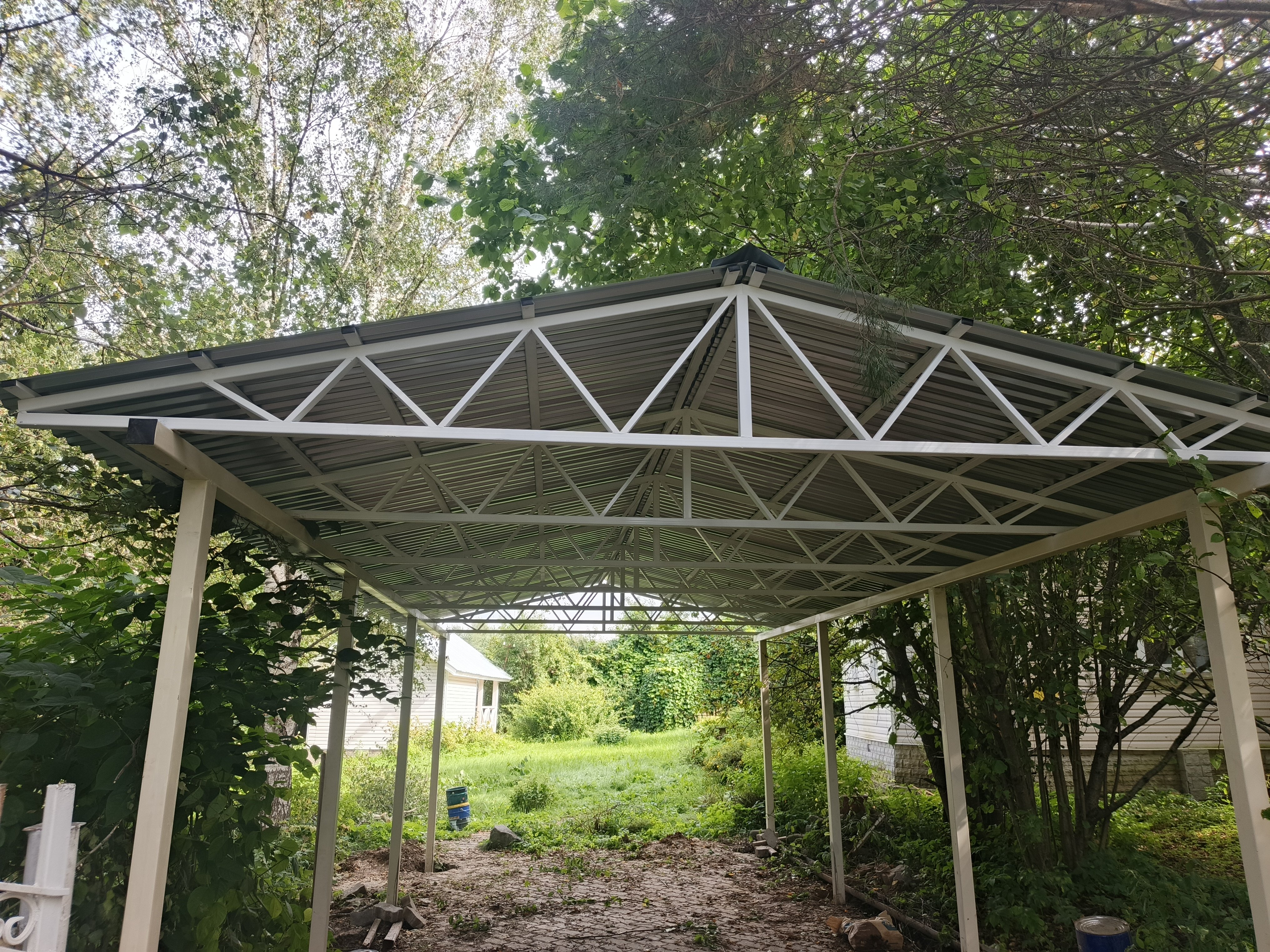 Двухскатный навес для автомобиля