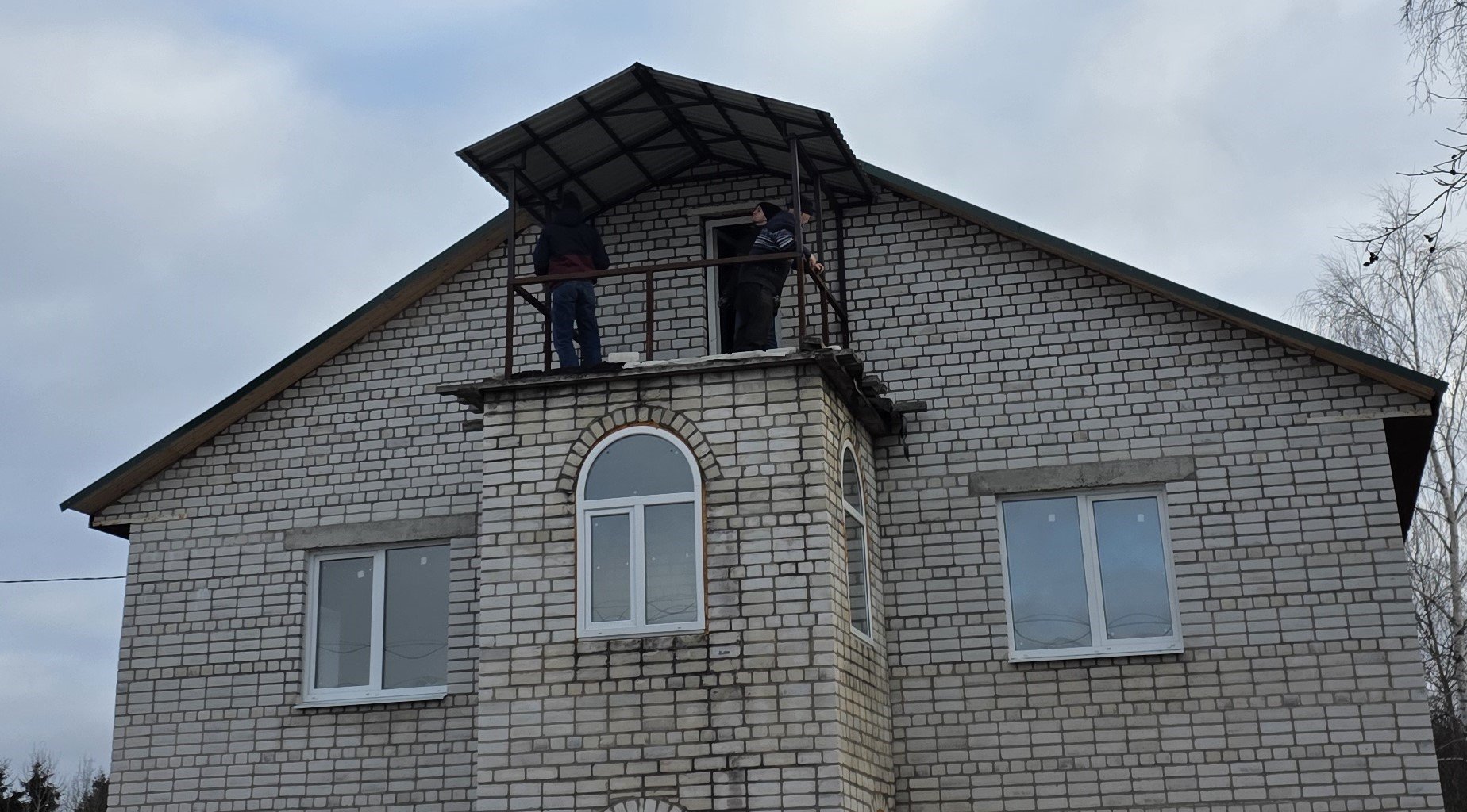 Двухскатный навес к дому