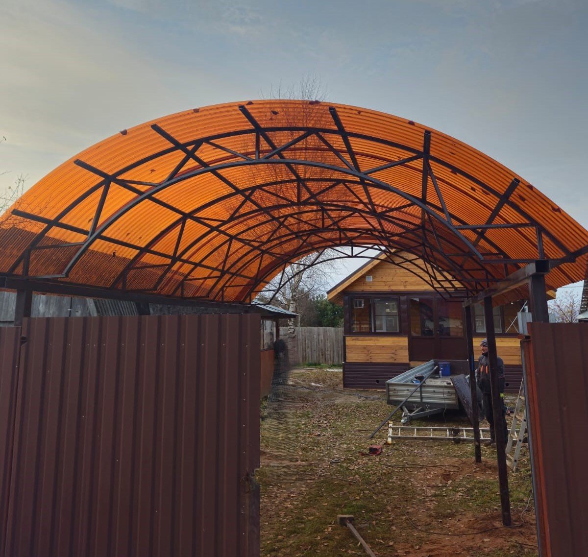 Арочный навес из цветного поликарбоната