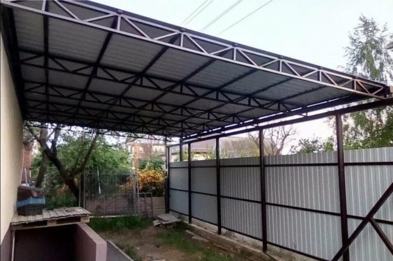 Односкатный навес к дому из профлиста